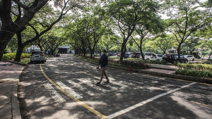 Warga berjalan di lokasi yang akan dijadikan Jakarta International E-Prix Circuit (JIEC) di kawasan Taman Impian Jaya Ancol, Jakarta, Rabu (22/12/2021). JIEC akan memiliki panjang lintasan 2,4 kilometer, lebar 12 meter, 18 tikungan, dengan arah lintasan searah jarum jam, dan memiliki panjang 600 meter untuk trek lurus serta ditargetkan pembangunannya selesai pada April 2022. ANTARA FOTO/Aprillio Akbar/aww.