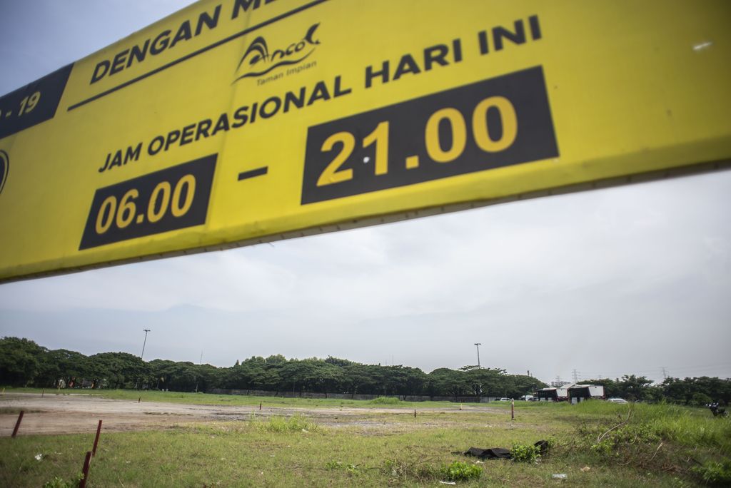 Warga berjalan di lokasi yang akan dijadikan Jakarta International E-Prix Circuit (JIEC) di kawasan Taman Impian Jaya Ancol, Jakarta, Rabu (22/12/2021). JIEC akan memiliki panjang lintasan 2,4 kilometer, lebar 12 meter, 18 tikungan, dengan arah lintasan searah jarum jam, dan memiliki panjang 600 meter untuk trek lurus serta ditargetkan pembangunannya selesai pada April 2022. ANTARA FOTO/Aprillio Akbar/aww.