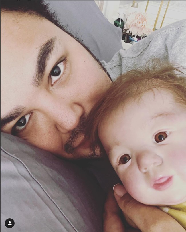 Telah lahir anak laki-laki kami, malaikat kecil kami, our beloved son… dari pasangan NEVA dan IGUN . Miracle Putra Gunawan atau bisa dipanggil Eqqel. Telah lahir dan hadir menjadi berkat dan sukacita yang tak ternilai . Eqqel..kamu membuat hari hari aku akan lebih berwarna. We love you forever Miracle, tulis keterangan dalam unggahan pria yang akrab disapa Igun itu. Foto: Instagram