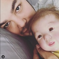 Telah lahir anak laki-laki kami, malaikat kecil kami, our beloved son… dari pasangan NEVA dan IGUN . Miracle Putra Gunawan atau bisa dipanggil Eqqel. Telah lahir dan hadir menjadi berkat dan sukacita yang tak ternilai . Eqqel..kamu membuat hari hari aku akan lebih berwarna. We love you forever Miracle, tulis keterangan dalam unggahan pria yang akrab disapa Igun itu. Foto: Instagram