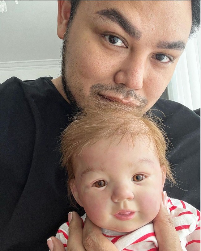Seperti yang dapat terlihat, boneka bayi laki-laki yang disebut Igun sebagai anaknya itu memiliki kulit putih dan rambut pirang. Penampilan baby Eqqel pun terlihat sangat menggemaskan dengan pipi yang merona. Foto: Instagram
