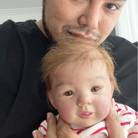 Seperti yang dapat terlihat, boneka bayi laki-laki yang disebut Igun sebagai anaknya itu memiliki kulit putih dan rambut pirang. Penampilan baby Eqqel pun terlihat sangat menggemaskan dengan pipi yang merona. Foto: Instagram