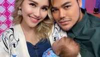 Rekan sesama artis juga foto bareng dengan kedua anak Ivan Gunawan, salah satunya bersama Ayu Ting Ting. Foto: Instagram