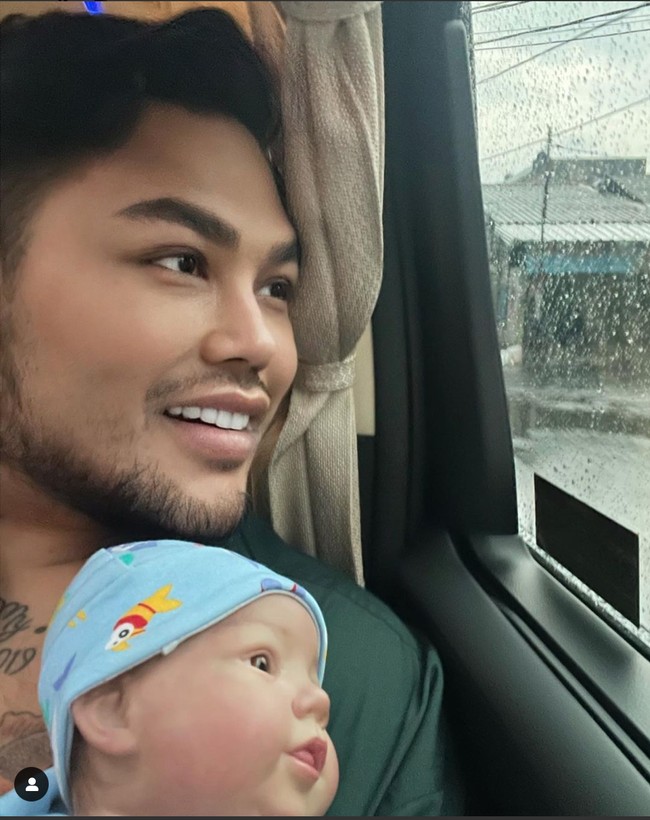 Seperti anak sungguhan, Ivan pun seringkali membawa Eqqel kemana pun dirinya pergi. Termasuk ketika dirinya  sedang bekerja. Alhasil kehadiran Eqqel pun berhasil mencuri atensi. Foto: Instagram