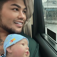 Seperti anak sungguhan, Ivan pun seringkali membawa Eqqel kemana pun dirinya pergi. Termasuk ketika dirinya  sedang bekerja. Alhasil kehadiran Eqqel pun berhasil mencuri atensi. Foto: Instagram