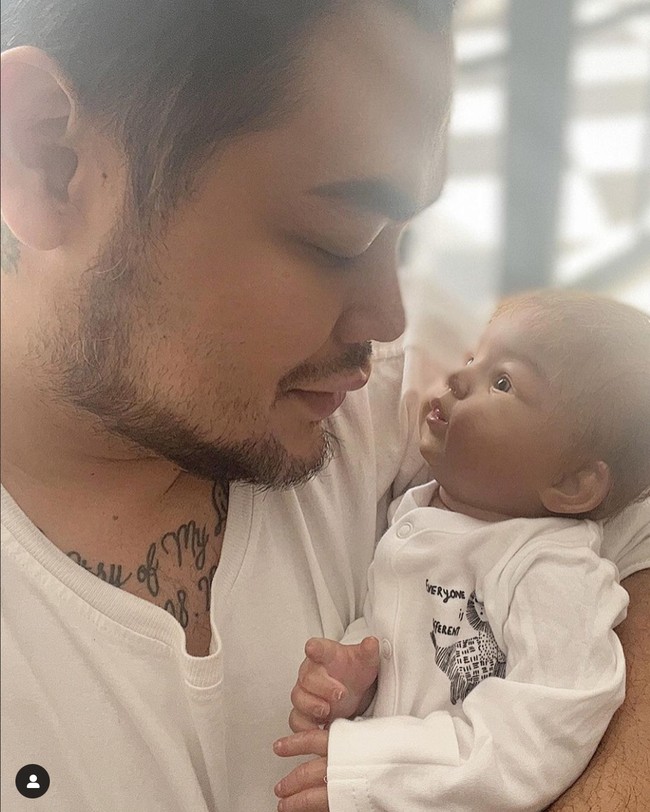 Begini foto kebersamaan Ivan Gunawan dengan sang anak. Dalam foto keduanya terlihat kompak dengan sama-sama mengenakan pakaian berwarna putih. Foto: Instagram