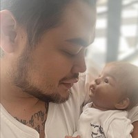 Begini foto kebersamaan Ivan Gunawan dengan sang anak. Dalam foto keduanya terlihat kompak dengan sama-sama mengenakan pakaian berwarna putih. Foto: Instagram
