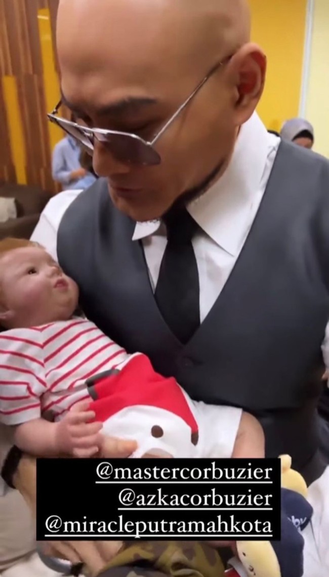 Baby Eqqel pun terlihat sempat berfoto bersama sejumlah selebriti tanah air. Seperti Ayu Ting Ting, Luna Maya, dan Deddy Corbuzier. Foto: Instagram