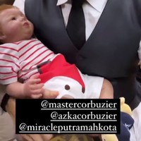 Baby Eqqel pun terlihat sempat berfoto bersama sejumlah selebriti tanah air. Seperti Ayu Ting Ting, Luna Maya, dan Deddy Corbuzier. Foto: Instagram