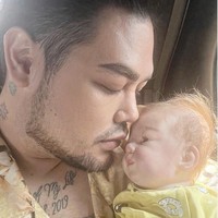 Melalui akun Instagramnya, pada 17 Desember 2021 Ivan Gunawan terlihat mengunggah sebuah foto dirinya dengan boneka bayi laki-laki. Dalam unggahannya itu Ivan Gunawan memberikan keterangan yang menyebutkan bahwa boneka tersebut adalah anak laki-lakinya yang diberi nama Eqqel. Foto: Instagram