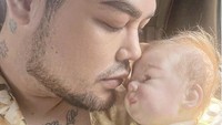 Akhir Desember 2021 lalu, Ivan Gunawan membuat heboh karena mengenalkan foto anak-nya di akun Instagram pribadi.  Foto: Instagram