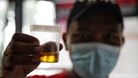 Tes urine dilakukan untuk mengetahui apakah supir bus mengkonsumsi alkohol atau obat-obatan terlarang.  