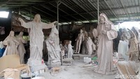 Dalam sehari, jumlah produksi bisa mencapai ratusan patung.