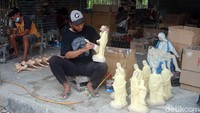 Menjelang Natal pemesanan patung rohani khususnya bertema natal mengalami peningkatan cukup signifikan. Bahkan, dalam sehari perajin mampu memproduksi patung dengan berbagai ukuran dan mengirimnya ke berbagai daerah di Indonesia.