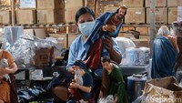 Selain itu, tampak beberapa pekerja tengah sibuk membungkus patung untuk selanjutnya dikirim kepada pemesan.