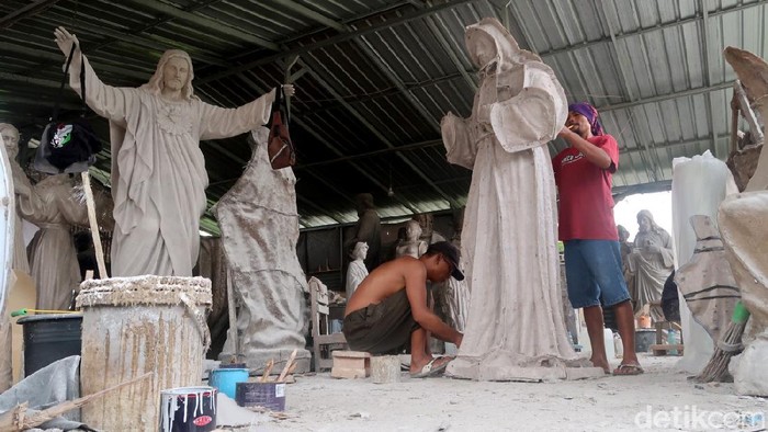 Suasana pembuatan patung set natal di Malta Jaya, Kalurahan Sumbermulyo, Kapanewon Bambanglipuro, Kabupaten Bantul, Rabu (22/12/2021).