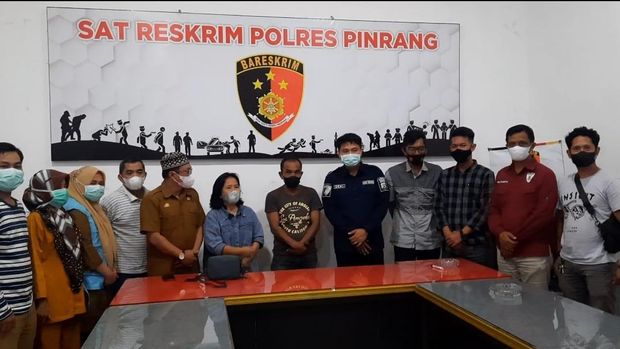 Pria mengaku jadi joki vaksin Corona, di Polres Pinrang, Sulsel, Selasa (21/12/2021).