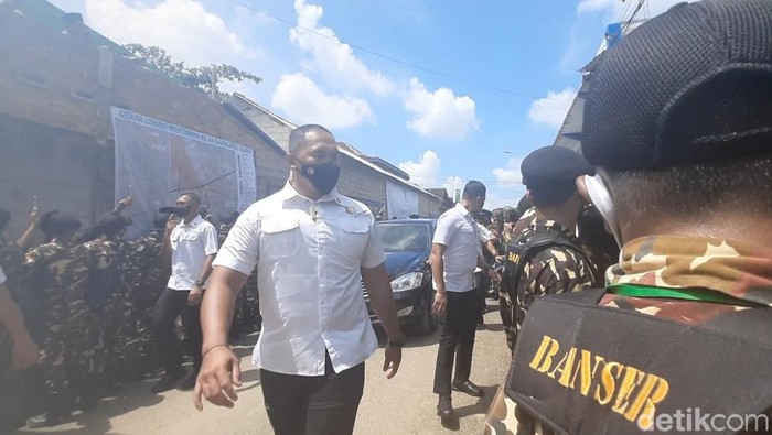 Jokowi bagi-bagi kaus di arena Muktamar NU (Kanavino Ahmad Rizqo/detikcom)
