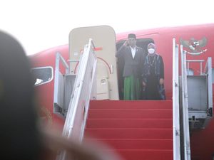 Pakai Peci-Sarung, Jokowi Bertolak ke Lampung untuk Buka Muktamar NU