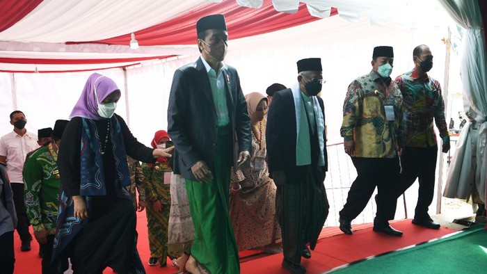 Jokowi dan Ma'ruf Amin Hadiri Pembukaan Muktamar NU Presiden Joko Widodo (kedua kanan) dan Ibu Iriana Joko Widodo (kiri) berjalan bersama Wakil Presiden Ma'ruf Amin (kanan) dan Ibu Ma'ruf Wury Amin (kedua kiri) saat menghadiri pembukaan Muktamar Nahdlatul Ulama ke-34 di Pondok Pesantren Darus Sa'adah, Lampung, Rabu (22/12/2021). Muktamar NU ke-34 mengusung tema