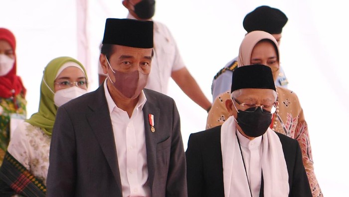 Presiden Joko Widodo (kedua kanan) dan Ibu Iriana Joko Widodo (kiri) berjalan bersama Wakil Presiden Ma'ruf Amin (kanan) dan Ibu Ma'ruf Wury Amin (kedua kiri)  saat menghadiri pembukaan Muktamar Nahdlatul Ulama ke-34 di Pondok Pesantren Darus Sa'adah, Lampung, Rabu (22/12/2021). Muktamar NU ke-34 mengusung tema 