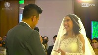 Kenangan Joshua Suherman dengan menyebutkan semua kelakuan Clairine Clay, membuat sang mempelai perempuan tertawa terbahak, Masih sama seperti Clairine yang aku ajak first date makan babi di PIK, lalu kita nonton, Clairine yang kalau duduk di kursi selalu pengen naikin kaki karena takut jatuh meskipun dilihat orang lain nggak sopan, dan Clairine yang kalau lihat gemas kalau lihat sesuatu selalu ngomong haijujujumanyanye, ucap Joshua membuat Calirine tertawa. Foto: dok. Channel YouTube Jojo and Clay