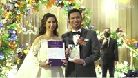 Kini, Joshuua Suherman dan Clairine Clay sudah bisa tersenyum bahagia menyandang status suami dan istri bertepatan dengan hari Ibu. Foto: dok. Channel YouTube Jojo and Clay