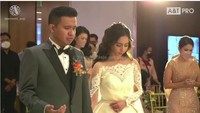 Suasana khusyuk dan intimate sangat terasa di momen pemberkatan nikah Joshua dan Clairine yang disiarkan di channel YouTube Jojo and Clay. Foto: dok. Channel YouTube Jojo and Clay