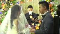 Joshua Suherman dan Clairine Clay mengikat janji pernikahan dengan sepasang cincin. Foto: dok. Channel YouTube Jojo and Clay