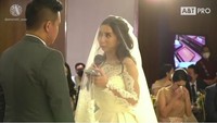Momen haru terasa ketika Joshua Suherman mulai bicara serius. Clairine Clay pun dari awal sudah tak bisa menahan tangis. Foto: dok. Channel YouTube Jojo and Clay