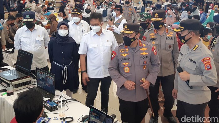 Kapolri Tinjau Vaksinasi di Banten