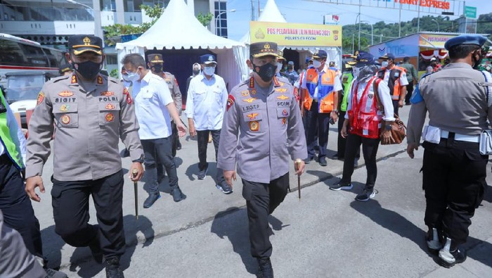 Kapolri Jenderal Listyo Prabowo ikut rombongan Menko PMK mengecek penerapan prokes di Pelabuhan Merak, Banten.
