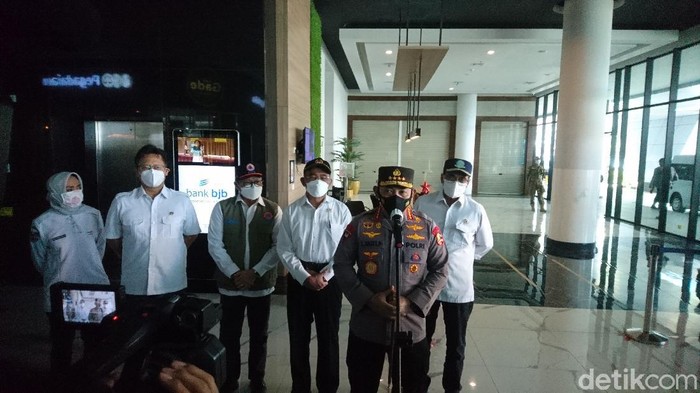 Kapolri Jenderal Listyo Sigit hingga Menkes Budi Gunadi Sadikin meninjau Pelabuhan Merak menjelang Nataru 2022