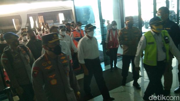 Kapolri Jenderal Listyo Sigit hingga Menkes Budi Gunadi Sadikin meninjau Pelabuhan Merak menjelang Nataru 2022