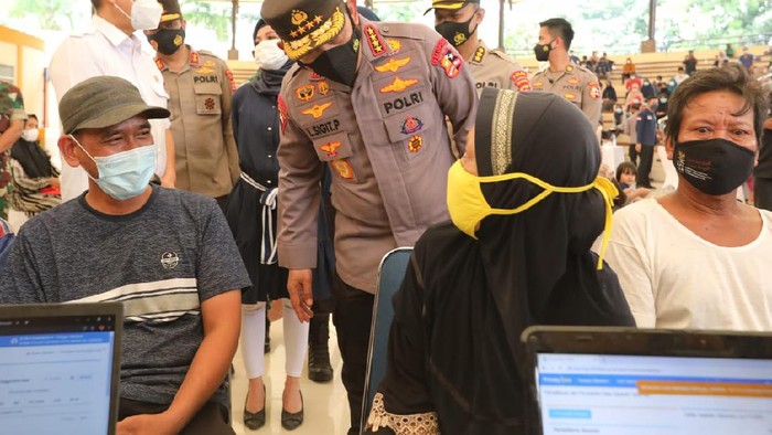 Kapolri Jenderal Listyo Sigit meninjau akselerasi vaksinasi COVID-19 di wilayah Banten