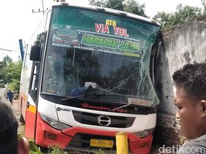 Penyakit Jantung Sopir Kumat, Bus Harapan Jaya Kecelakaan di Kediri