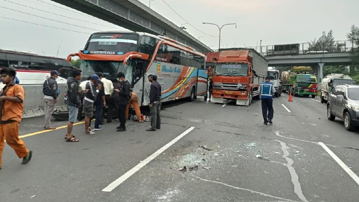 Kecelakaan di Tol Karawang Barat arah Cikampek