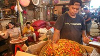 Untuk cabai-cabai lainnya, juga terpantau mengalami kenaikan. Misal, cabai merah keriting saat ini sudah Rp 49.425/kg, cabai merah besar tembus Rp 55.886/kg dan cabai rawit hijau Rp 58.617/kg.