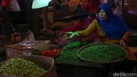Kenaikan harga cabai merah dipengaruhi oleh buruknya cuaca sehingga menekan produksi, dan peningkatan permintaan.