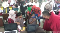 Tokoh superhero dalam komik marvel dihadirkan polres kendal untuk menghibur anak-anak yang mengikuti wisata vaksinasi anak di obyek wisata Tirto Arum Baru, Rabu (22/12/2021). 
