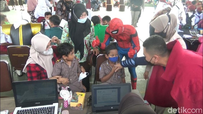 Keren! Spiderman hingga Doctor Strange Pantau Vaksinasi Anak di Kendal Spiderman hingga Doctor Strange terjun langsung memantau vaksinasi COVID-19 untuk anak di Kendal. Yuk, intip keseruannya!