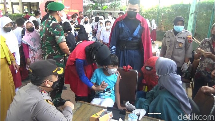 Keren! Spiderman hingga Doctor Strange Pantau Vaksinasi Anak di Kendal Spiderman hingga Doctor Strange terjun langsung memantau vaksinasi COVID-19 untuk anak di Kendal. Yuk, intip keseruannya!