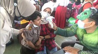 Petugas pendaftaran hingga vaksinator mengenakan pakaian ala superhero dan menghibur anak-anak agar tidak takut disuntik vaksin COVID-19.