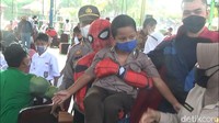 Bahkan superhero ini berusaha untuk membujuk sang anak agar mau divaksin dan segan-segan super hero menggendong dan  rela memangku anak-anak tersebut agar tidak takut saat disuntik.