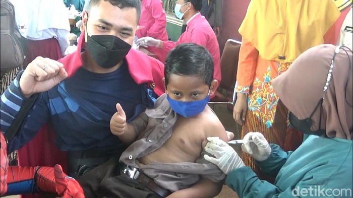 Spiderman hingga Doctor Strange terjun langsung memantau vaksinasi COVID-19 untuk anak di Kendal. Yuk, intip keseruannya!