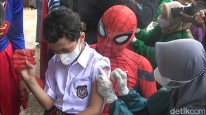 Keren! Spiderman hingga Doctor Strange Pantau Vaksinasi Anak di Kendal