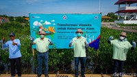 Dalam rangka HUT ke-61, PT Waskita Karya (Persero) Tbk menanam bibit mangrove di Taman Mangrove Ketapang, Kabupaten Tangerang, Banten, Rabu (22/12/2021).  