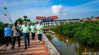 Acara turut dihadiri Direktur Utama PT Waskita Karya Destiawan Soewardjono. Rencananya, akan ditanam 40.000 bibit mangrove di atas lahan 4.000 meter persegi.  