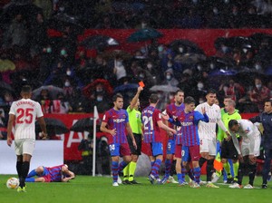 Momen Kartu Merah Kounde Kala Lempar Bola ke Wajah Jordi Alba
