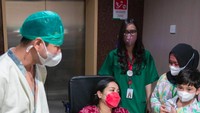 Mbak Lala yang selalu ada di samping Rafathar. Foto: Instagram Lala Pengasuh Rafathar